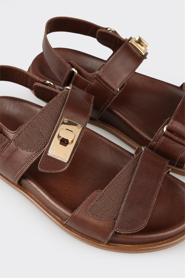 Kahve deri örgü dokulu kadın sandalet, rahat kullanım için - Elle Shoes
