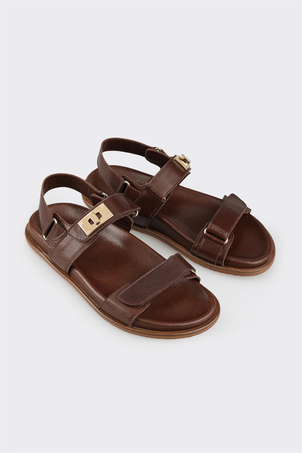 Kahve deri örgü dokulu kadın sandalet, rahat kullanım için - Elle Shoes