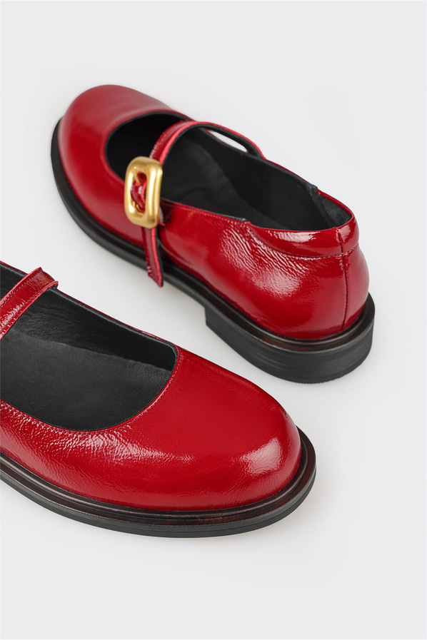 Kırmızı deri ve rugan metal tokalı kadın düz ayakkabı, günlük kullanım için - Elle Shoes