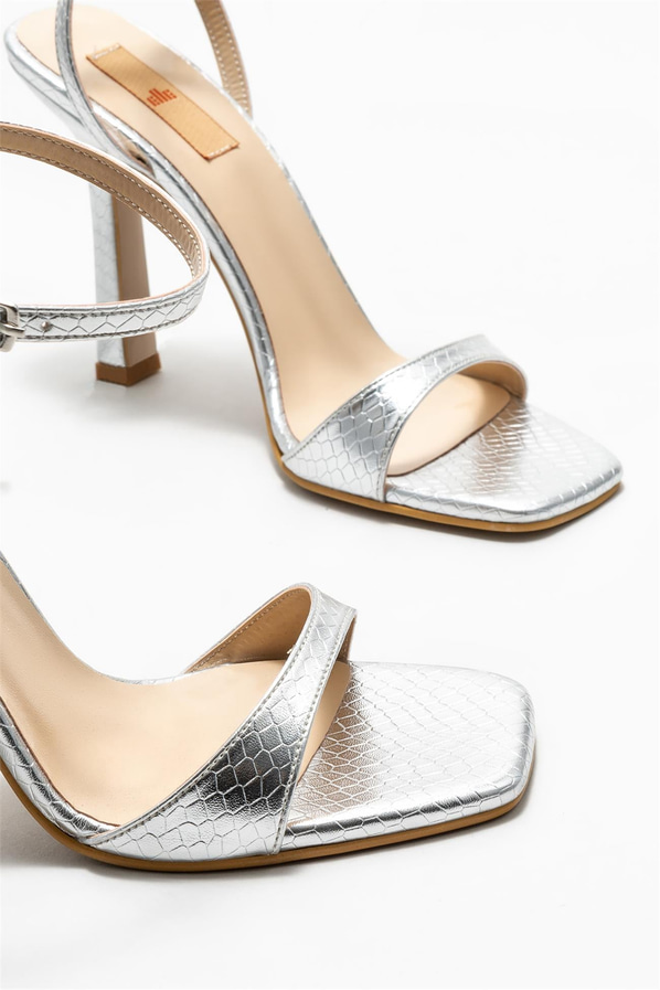 Lame gümüş bağcıklı kare burunlu kadın topuklu sandalet, rahat kullanım için - Elle Shoes