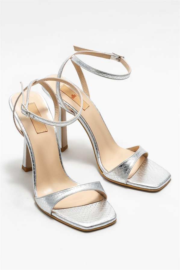 Lame gümüş bağcıklı kare burunlu kadın topuklu sandalet, rahat kullanım için - Elle Shoes