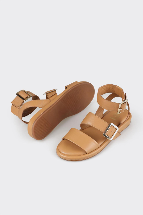 Naturel deri düz bantlı kadın sandalet, rahat kullanım için - Elle Shoes