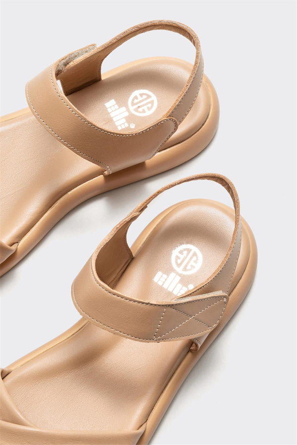 Naturel deri düz kadın sandalet, rahat kullanım için - Elle Shoes