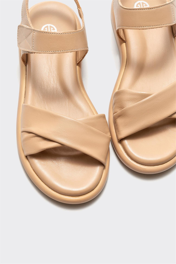 Naturel deri düz kadın sandalet, rahat kullanım için - Elle Shoes