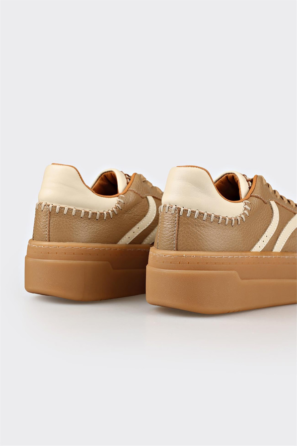 Naturel deri simli kadın sneaker, rahat kullanım için - Elle Shoes