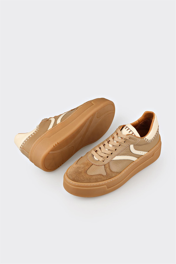 Naturel deri simli kadın sneaker, rahat kullanım için - Elle Shoes