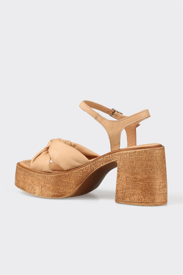 Naturel simli dolgu topuklu kadın sandalet, ofis stili için - Elle Shoes