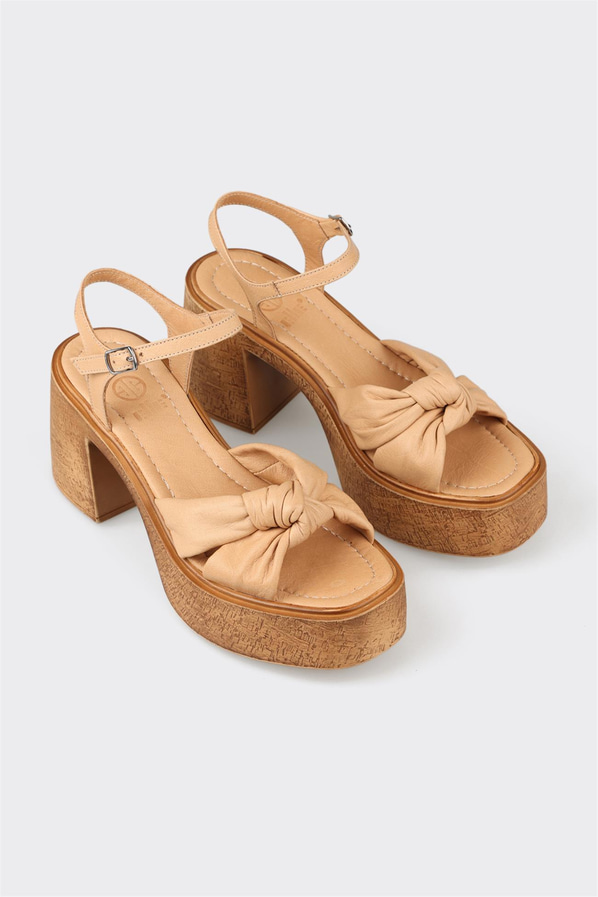 Naturel simli dolgu topuklu kadın sandalet, ofis stili için - Elle Shoes