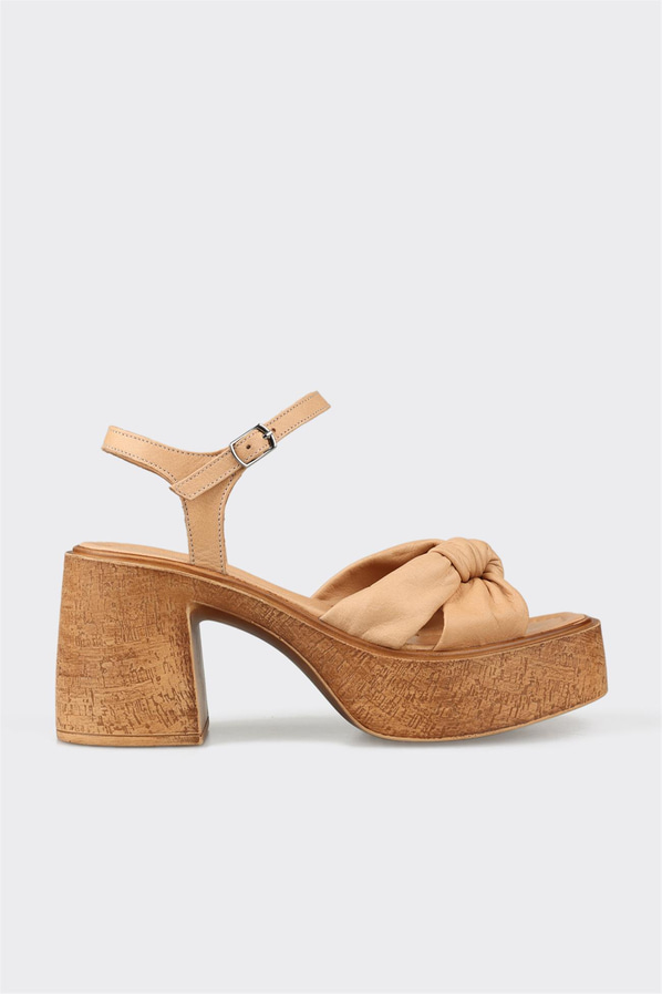 Naturel simli dolgu topuklu kadın sandalet, ofis stili için - Elle Shoes