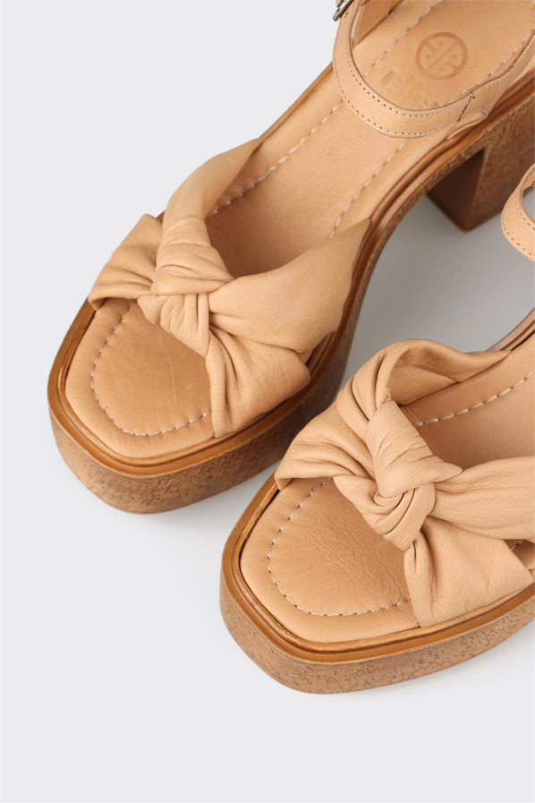 Naturel simli dolgu topuklu kadın sandalet, ofis stili için - Elle Shoes