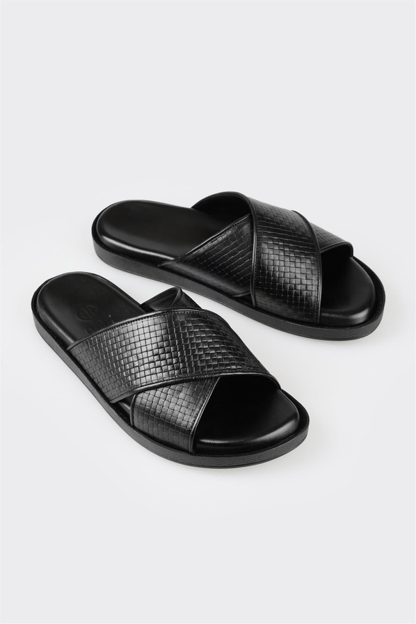 Siyah deri ve hasır dokulu erkek terlik, rahat kullanım için - Elle Shoes