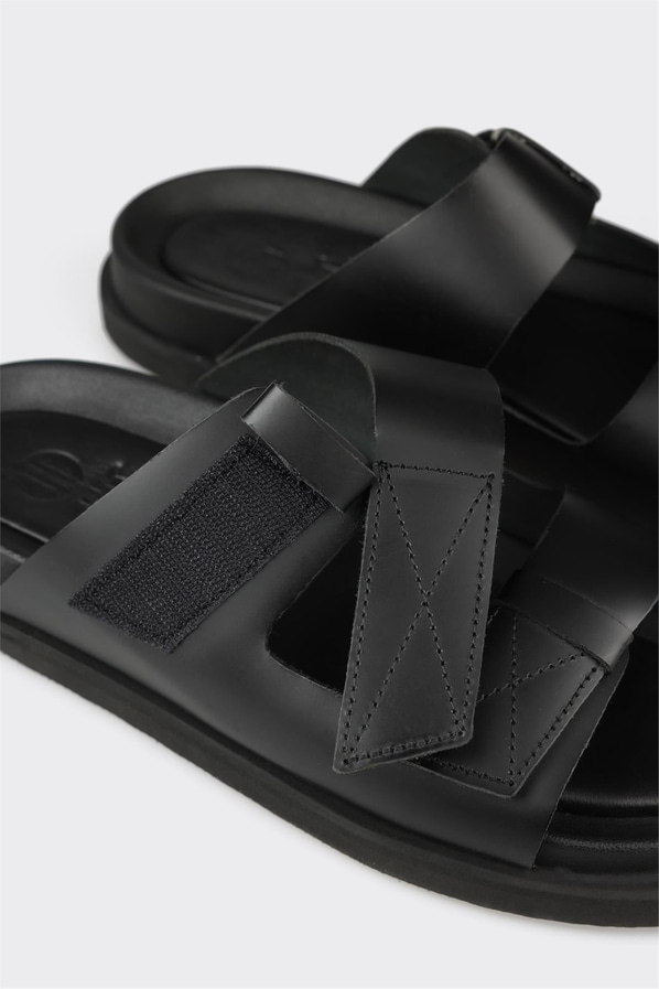 Siyah deri erkek terlik, rahat kullanım için - Elle Shoes