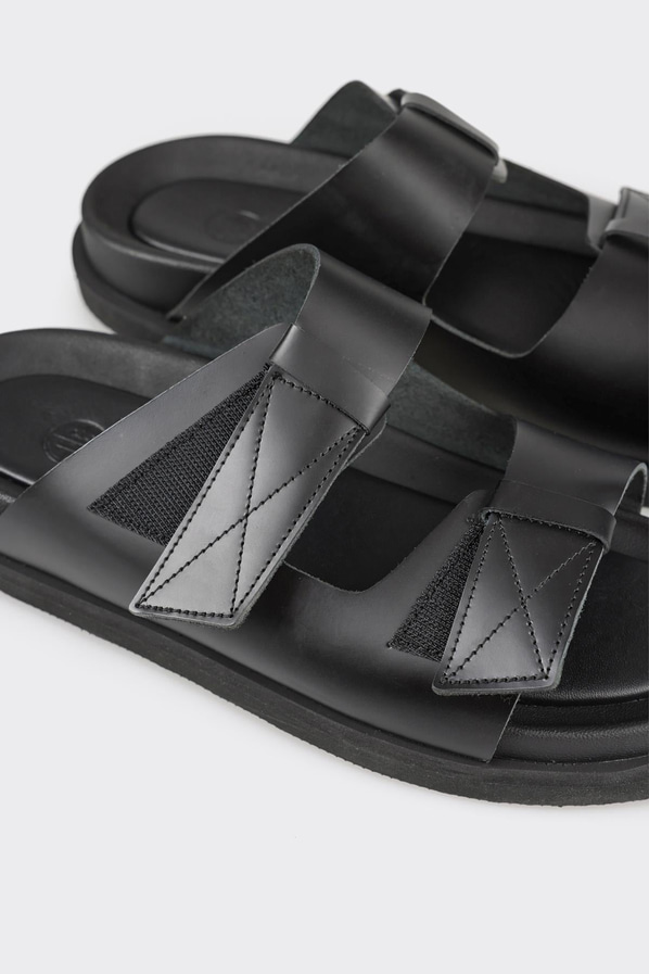 Siyah deri bantlı erkek terlik, rahat kullanım için - Elle Shoes