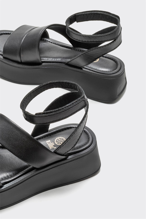 Siyah deri dolgu topuklu kadın sandalet - Elle Shoes