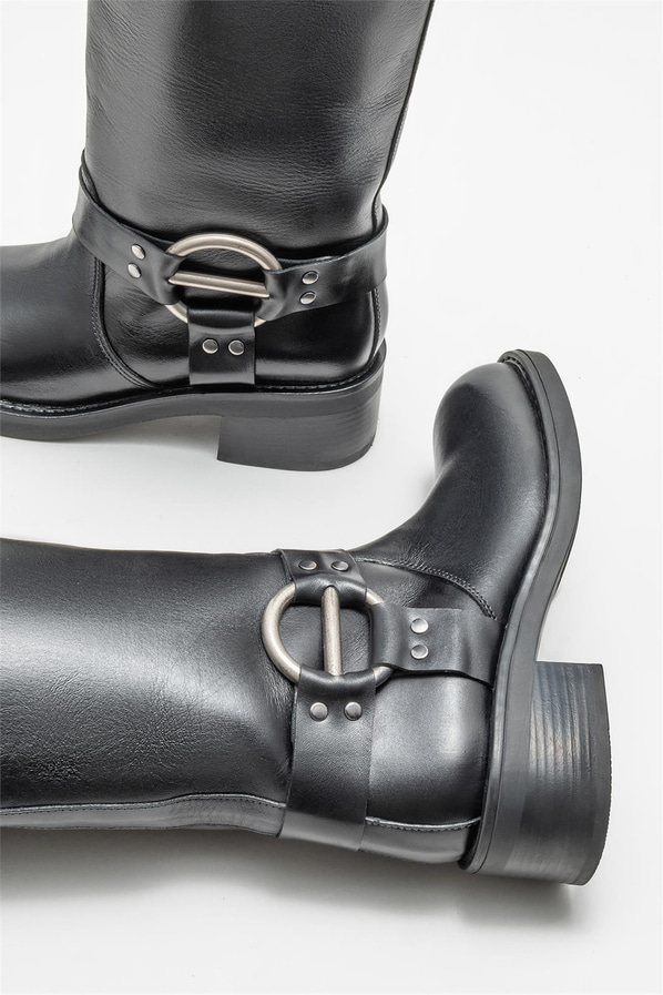 Siyah deri metal tokalı düz kadın çizme - Elle Shoes