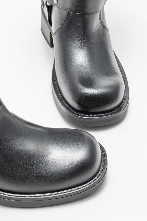 Siyah deri metal tokalı düz kadın çizme - Elle Shoes