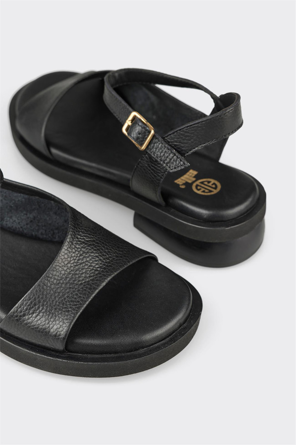 Siyah deri düz örgü dokulu kadın sandalet, ofis stili için - Elle Shoes