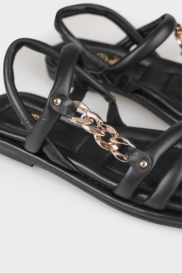 Siyah deri düz zincir detaylı kadın sandalet, rahat kullanım için - Elle Shoes