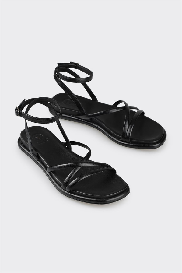 Siyah deri düz bantlı kadın sandalet, rahat kullanım için - Elle Shoes