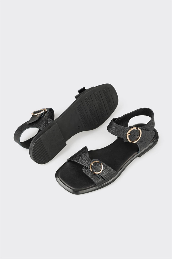 Siyah deri düz kadın sandalet, ofis stili için - Elle Shoes