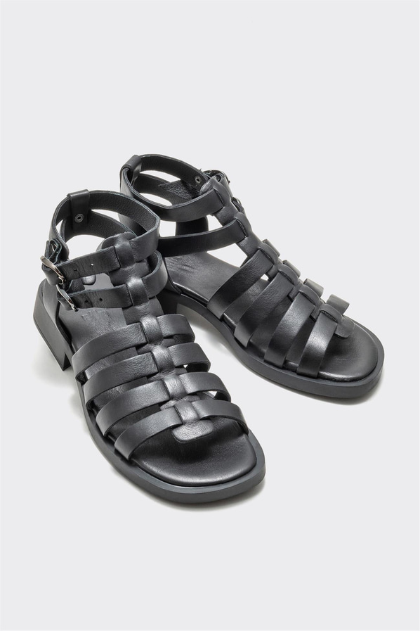 Siyah deri düz kadın sandalet, rahat kullanım için - Elle Shoes