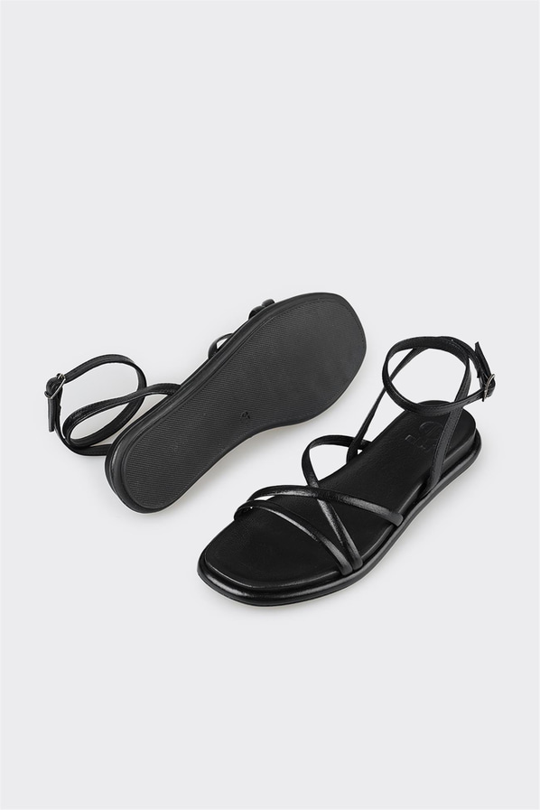 Siyah deri düz bantlı kadın sandalet, rahat kullanım için - Elle Shoes