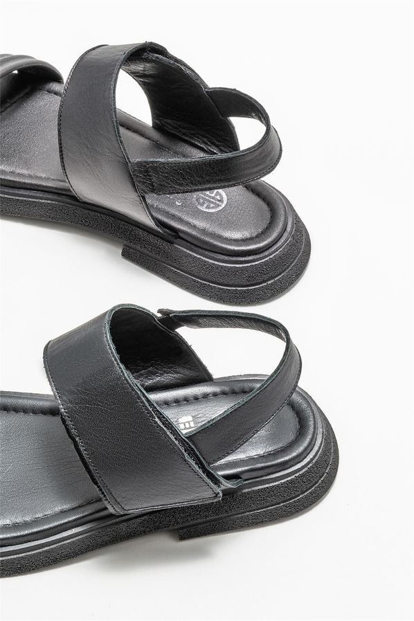 Siyah deri düz kadın sandalet - Elle Shoes