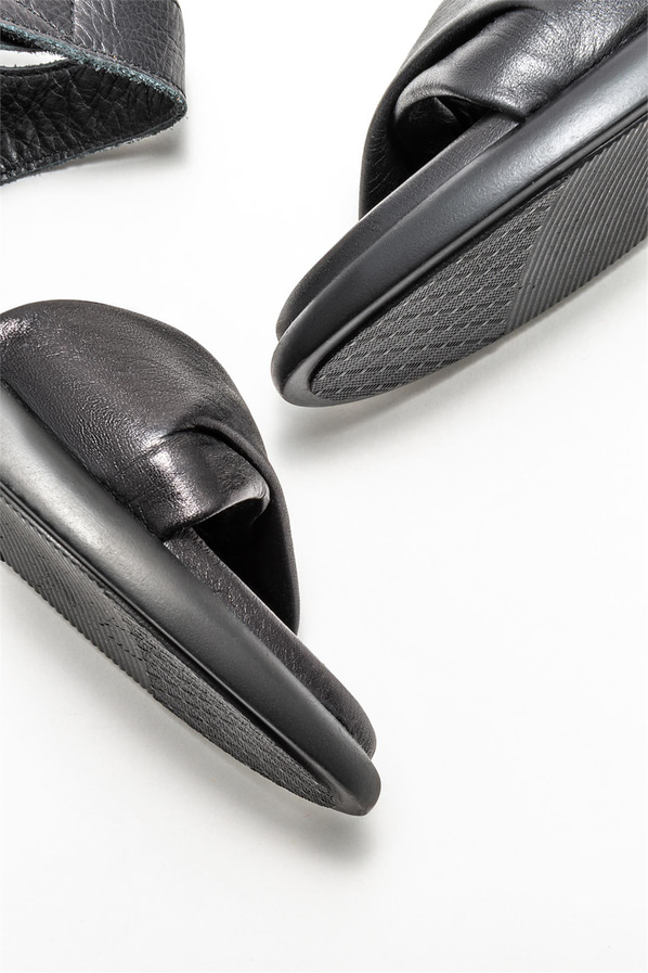 Siyah deri düz kadın sandalet - Elle Shoes