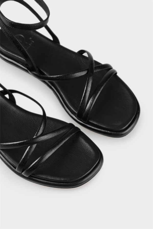 Siyah deri düz bantlı kadın sandalet, rahat kullanım için - Elle Shoes