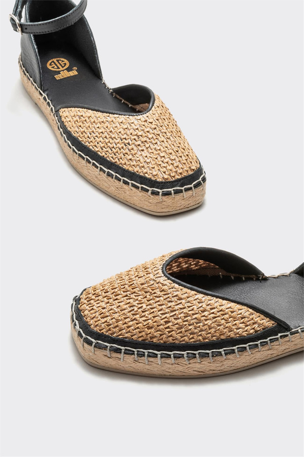 Siyah naturel deri ve hasır dokulu kadın espadril, rahat kullanım için - Elle Shoes