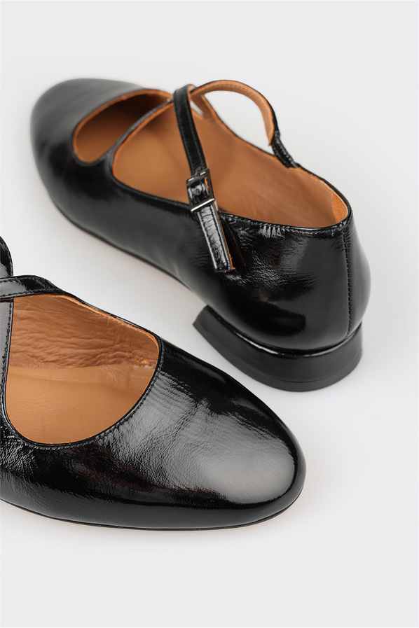Siyah deri ve rugan bantlı kadın düz ayakkabı, rahat kullanım için - Elle Shoes