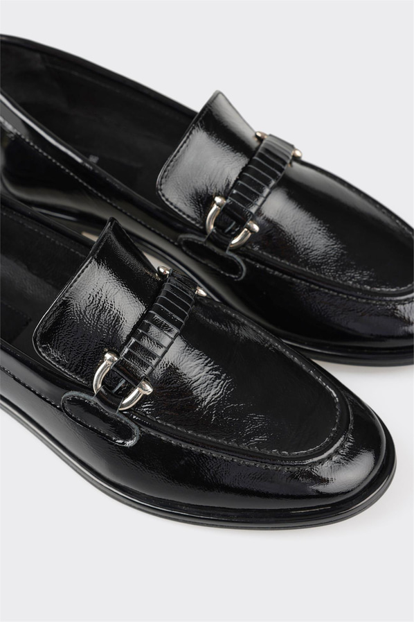 Siyah deri ve rugan metal tokalı kadın loafer, günlük kullanım için - Elle Shoes