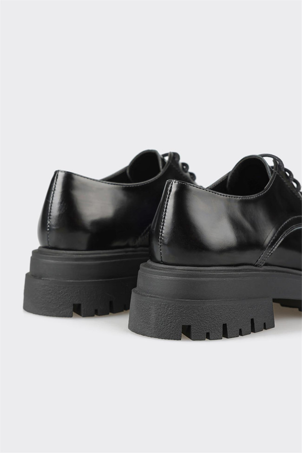 Siyah deri bağcıklı kadın ayakkabı, günlük kullanım için - Elle Shoes