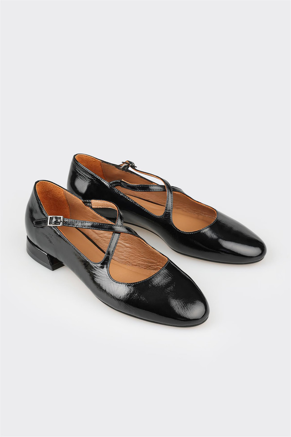 Siyah deri ve rugan bantlı kadın düz ayakkabı, rahat kullanım için - Elle Shoes