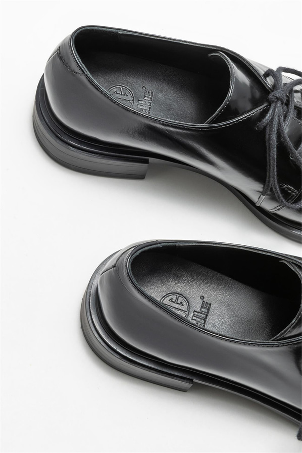 Siyah deri kadın ayakkabı, günlük kullanım için - Elle Shoes