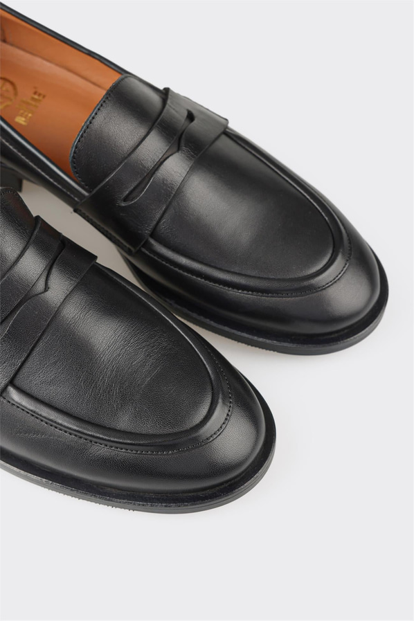 Siyah deri kadın düz ayakkabı, ofis stili için - Elle Shoes