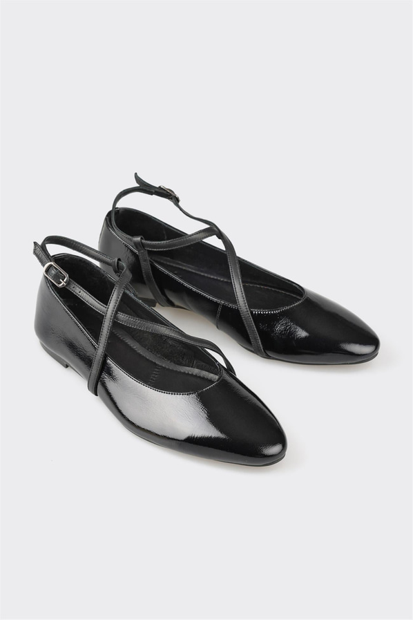 Siyah deri simli kadın babet, rahat kullanım için - Elle Shoes