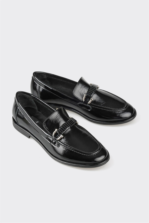 Siyah deri ve rugan metal tokalı kadın loafer, günlük kullanım için - Elle Shoes