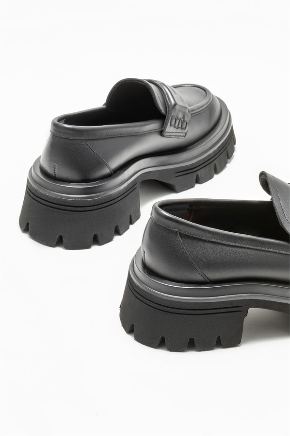 Siyah deri kadın ayakkabı, günlük kullanım için - Elle Shoes