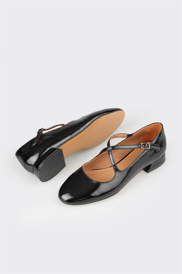 Siyah deri ve rugan bantlı kadın düz ayakkabı, rahat kullanım için - Elle Shoes