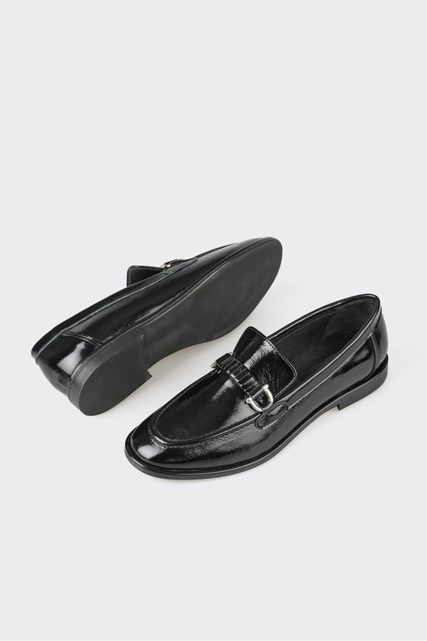 Siyah deri ve rugan metal tokalı kadın loafer, günlük kullanım için - Elle Shoes