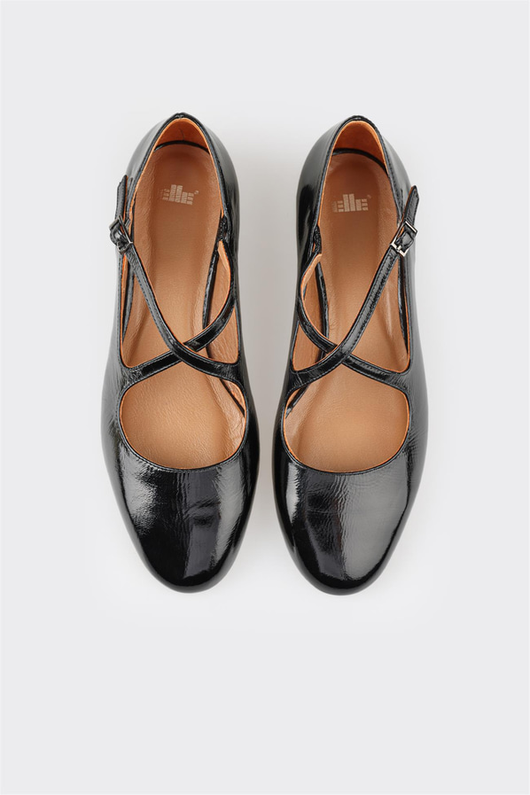 Siyah deri ve rugan bantlı kadın düz ayakkabı, rahat kullanım için - Elle Shoes