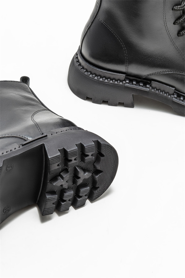 Siyah deri kadın bot, günlük kullanım için - Elle Shoes