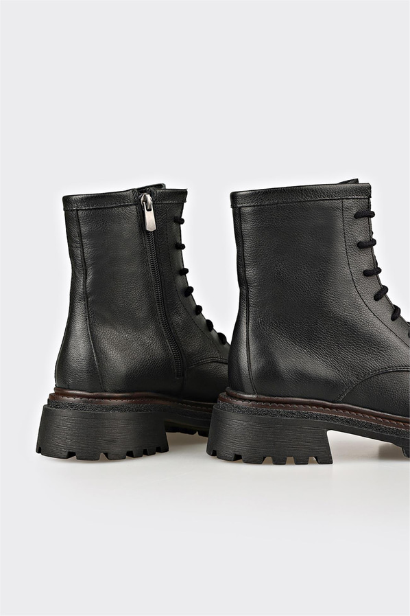 Siyah Deri Kadın Günlük Bot