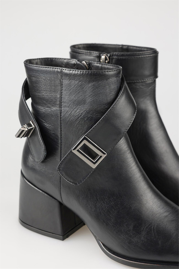 Siyah deri kadın bot, günlük kullanım için - Elle Shoes
