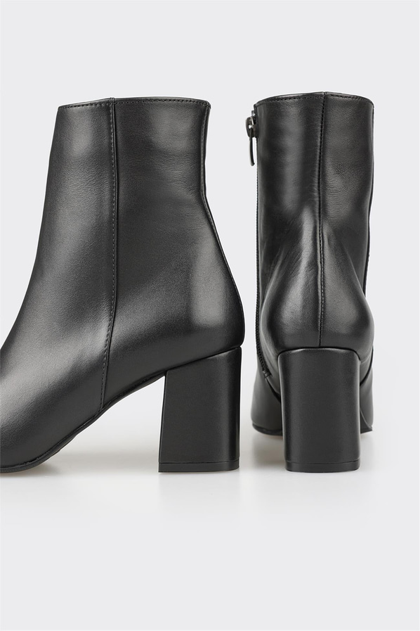 Siyah deri kadın bot, günlük kullanım için - Elle Shoes