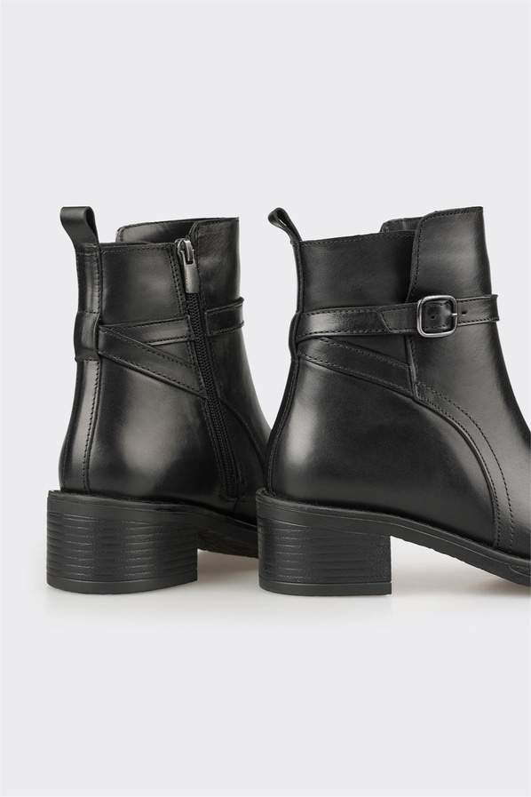 Siyah deri bantlı kadın bot, rahat kullanım için - Elle Shoes