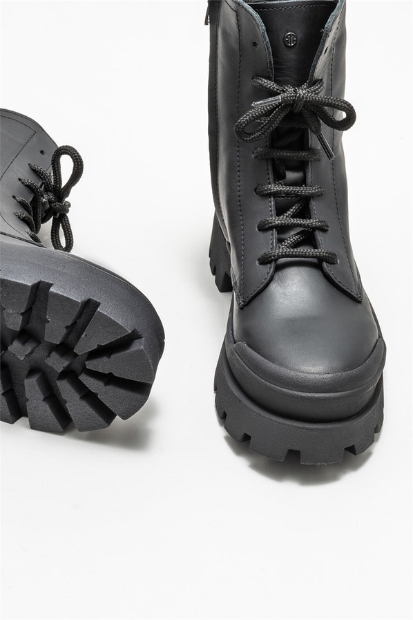 Siyah deri kadın bot, günlük kullanım için - Elle Shoes