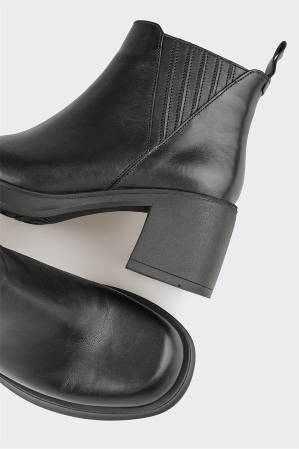 Siyah deri kadın bot, günlük kullanım için - Elle Shoes
