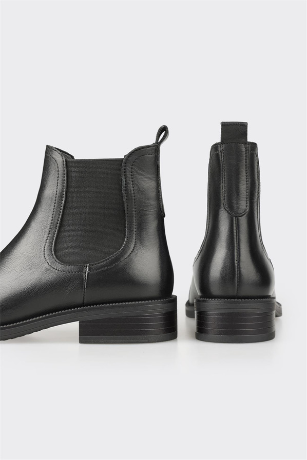 Siyah deri kadın bot, günlük kullanım için - Elle Shoes